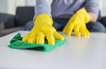 auxiliar de serviços limpando uma mesa