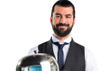 garçom segurando cloche para servir refeição