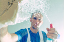 faxineiro limpando vidro