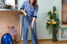 faxineira aspirando o chão