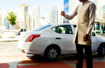 manobrista de carro segurando chave de automóvel