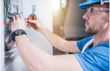 técnico realizando manutenção elétrica