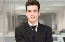 segurança de terno guardando local