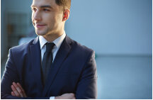 vigilante de terno observando local