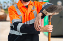 homem com vassoura limpando local