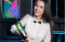 bartender servindo bebida em evento
