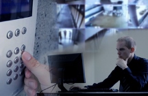 Portaria controlando acesso e monitorando cameras