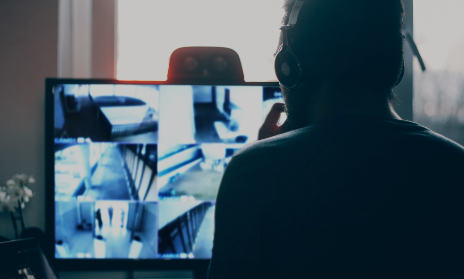 Segurança vigiando câmeras de portaria e controlando acesso a condomínio - médio